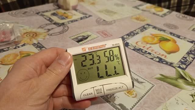 Как поменять батарейку в метеостанции Rexant