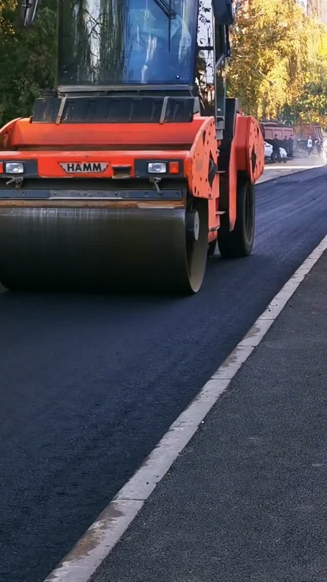 Кладут асфальт ремонт дороги