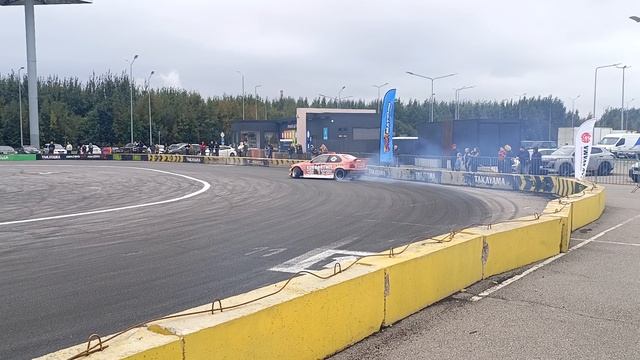 Дрифтинг на BMW на площадке. 2-я часть.