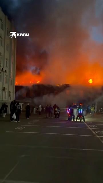 В Томске разгорелся пожар рядом с торговым центром «Оранжевое небо»