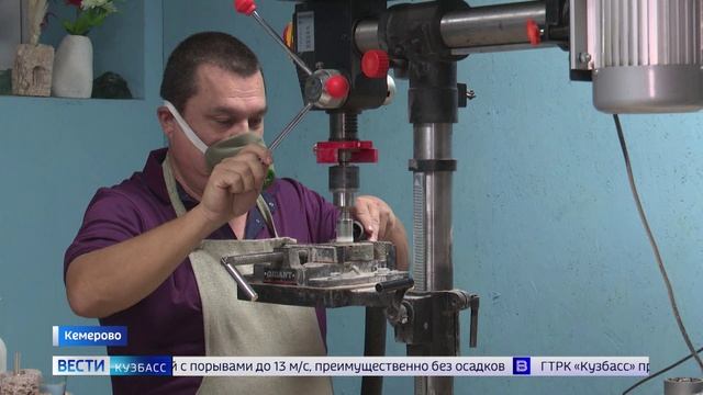 Подножное искусство: кемеровчанин делает из отходов асфальта часы, шашки и вазы