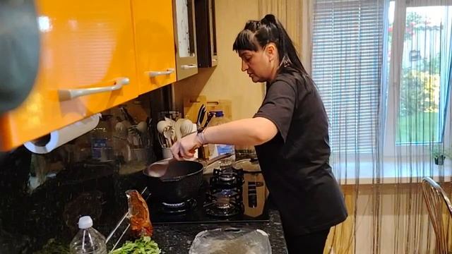 НЕ УСПЕЛА У КАЛИТКИ ВСТРЕТИТЬ/ЮЛЯ ГОТОВИТ СУП ТОМ-ЯМ