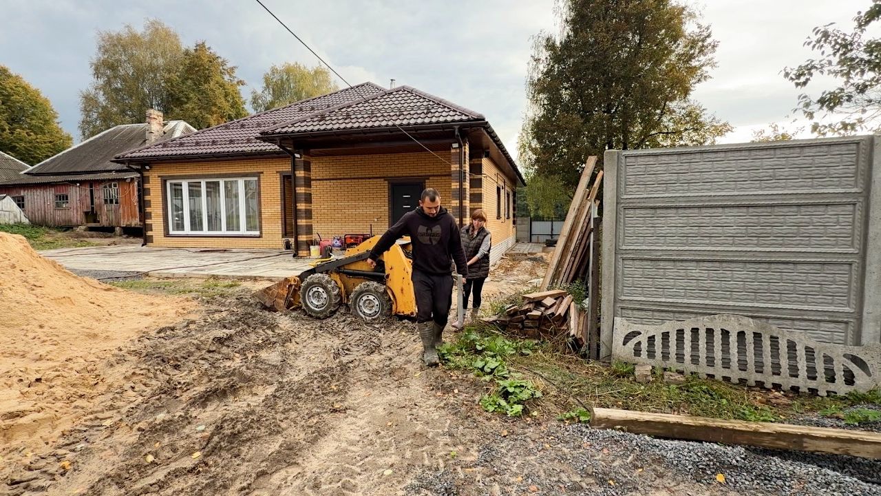 Ничего не получилось. Пришлось отказаться от этого. Собираем опалубку для бетонной площадки.