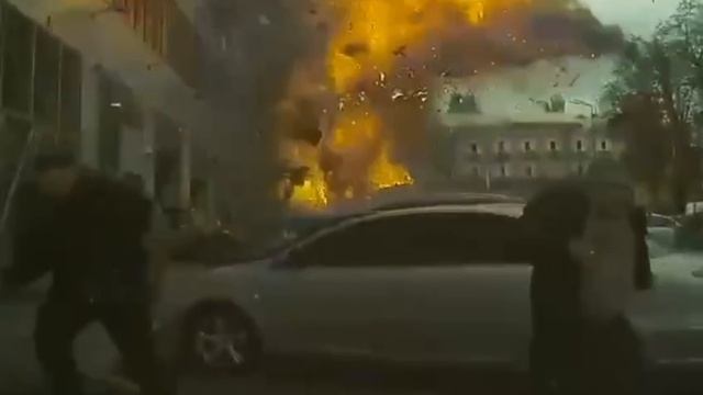 Еще одно здание с дата-центром в Киеве под ударом.
Прилет по бизнес-центру 