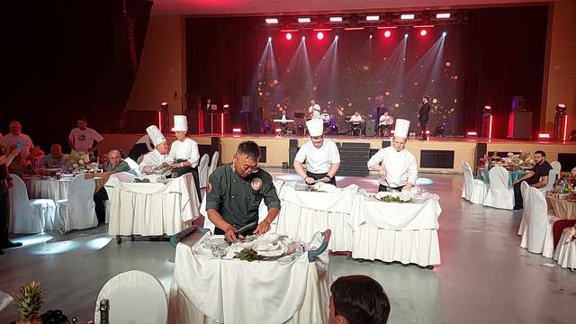 Свадьба подача блюда по-корейски ягнёнок