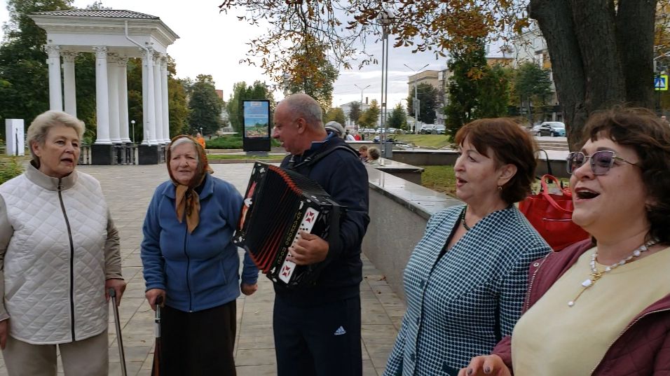 20260926 Из встречи любителей танцев песен частушек под гармонь Жители Орла гармошка парк город Орёл