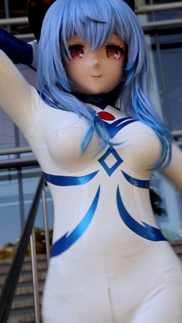 Латексная Коза и бело-синий кэтсьют.) #latex #cosplay #genshin #kigurumi #kigurumimask #kigurumidoll