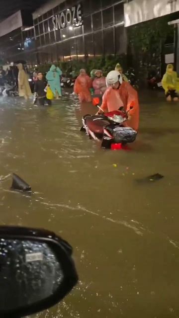 Столица Таиланда ушла под воду — в Бангкоке масштабное наводнение