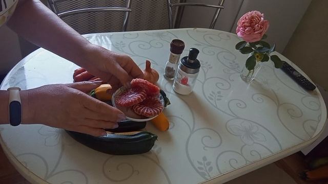 Пеку лепешки и готовлю закуску.
