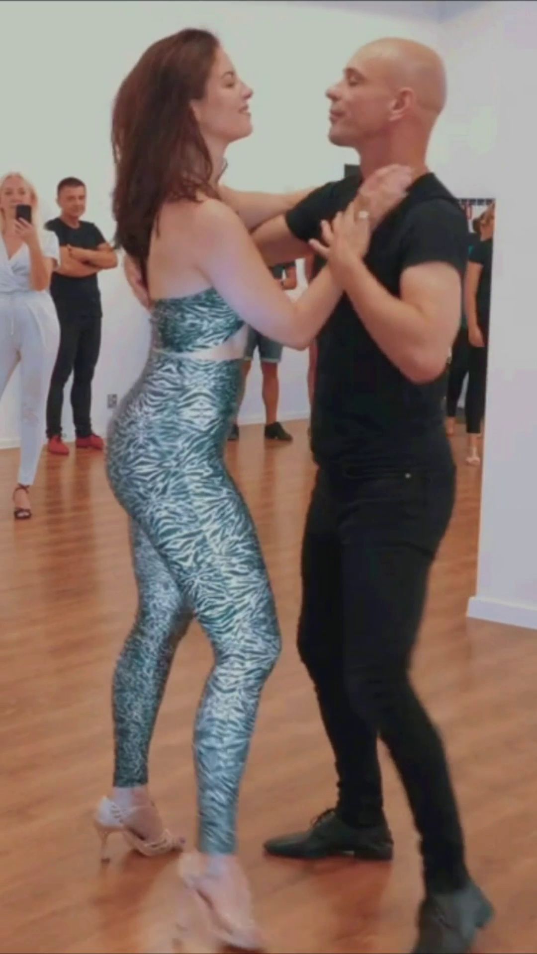 Famous Liana & Captain Salsa. Bachata Sensual. Carlos Rivera - Como Pagarte