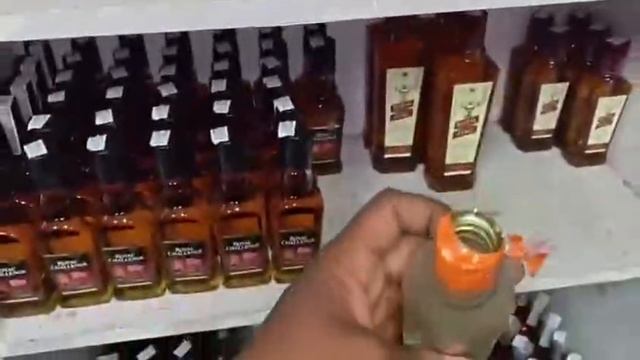 В Индии беременная обезьяна забралась в винный магазин, выпила алкоголь из бутылки и уснула на ящика