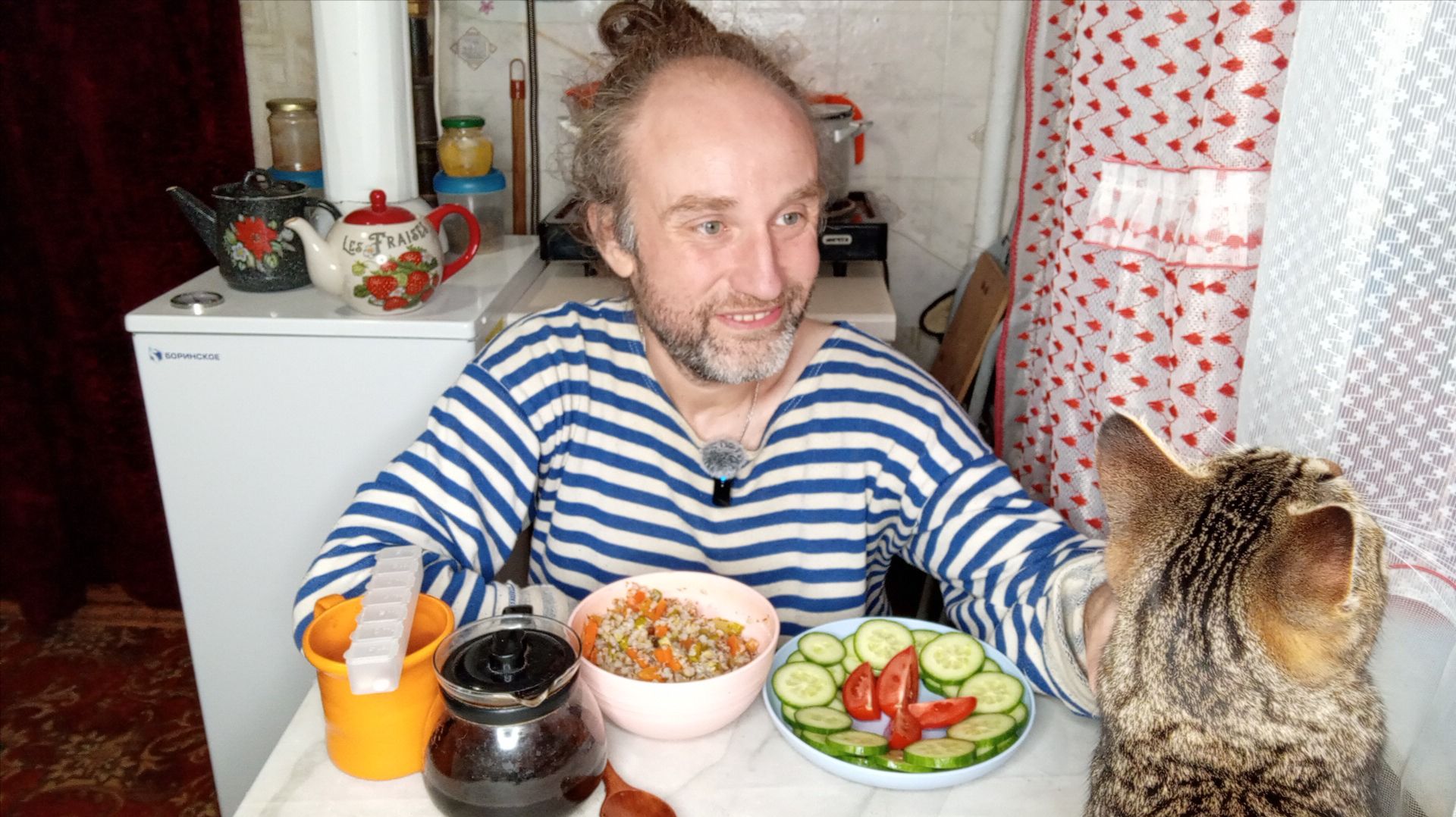 Обед с котями. Гречка по-болгарски. Меня атаковал мох. Мукбанг. Обжор. Еда на камеру. Диета. Шиза.