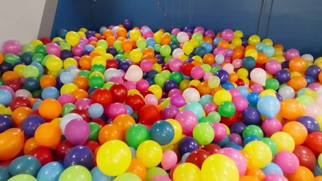 Заполняю свой склад более чем 10 000 воздушных шаров!