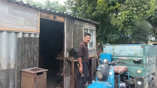 Сегодня папа всем устроил субботник.Хлопачу на кухне.