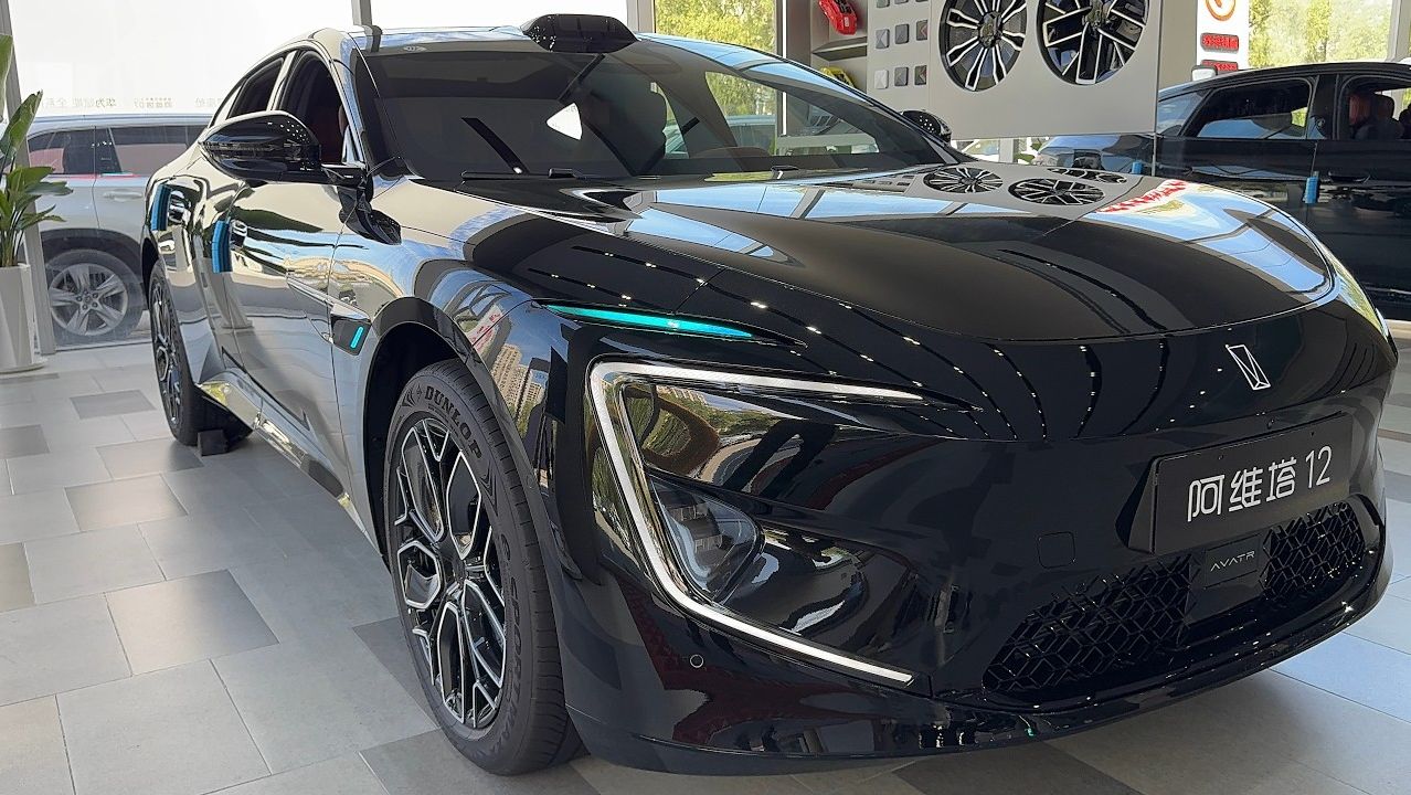2. 2026 HUAWEI AVATR 12  - Exterior And Interior