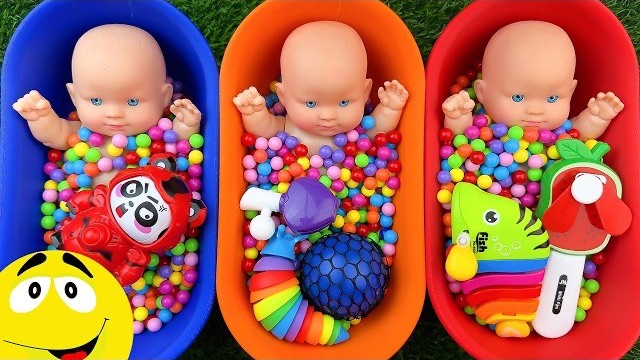 Baby Dolls Playing Rainbow Beads & Colorful Three Bowls | P 129 | Ghentalin