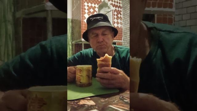 На перекус молоко с булочкой. Приятного всем аппетита.
