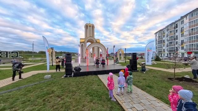 02_Ксения и Таисия Петровы, композиция 