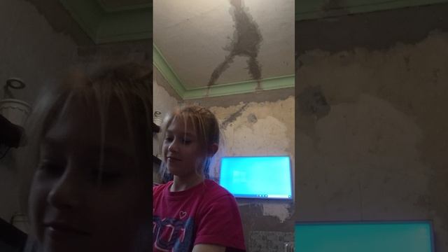 Ульяна собирается на улицу гулять.