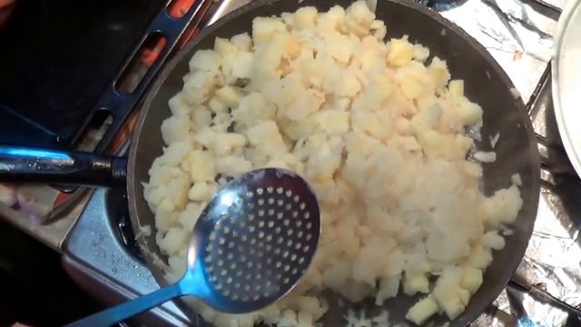 Жаркое в горшочках с мясом, горошком и сыром