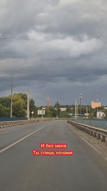 Пасмурное небо за стеклом и душевный трек в колонках