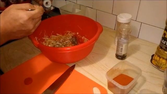 Салат из свежей капусты и моркови за пятнадцать минут