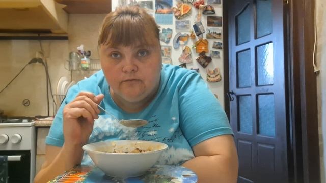 мукбанг. ем. гороховый суп. пью кофе. с вкусняшками.