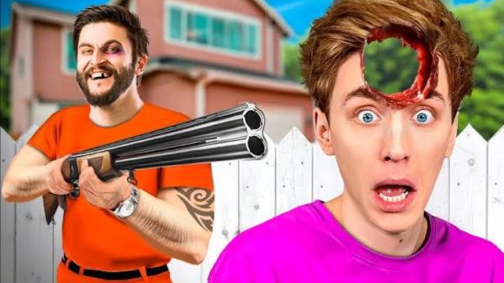 Сумасшедший СОСЕД Пытается Нас УБИТЬ ! А4 а4 А4 а4