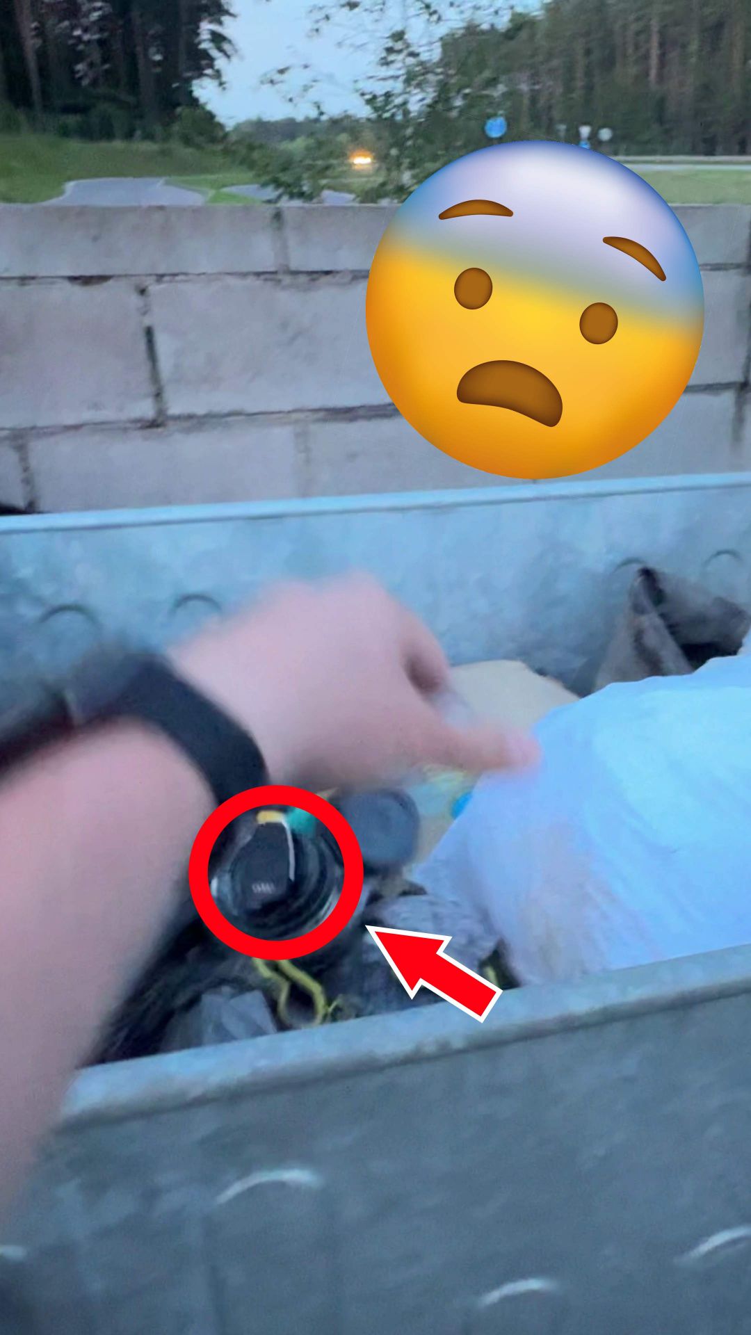 Выкинул ключ от машины на трассе!