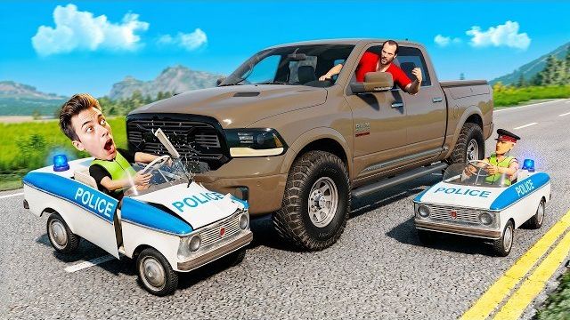 МАЛЕНЬКИЕ КОПЫ! Погоня на ДЕТСКИХ МАШИНКАХ в BeamNG.drive!