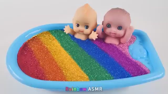 Приятное на вид видео как сделать радужную ванну, смешивая слайм с блёстками и разрезая его