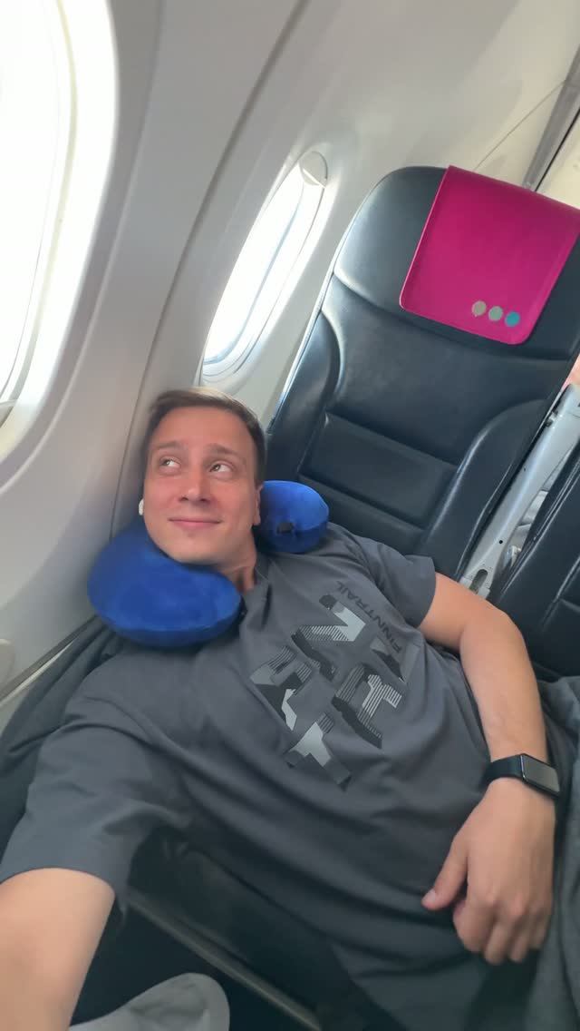 Секретная поза для сна в самолете?! ✈️ #путешествия #shorts