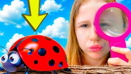 Настя и её друзья ловят насекомых дома