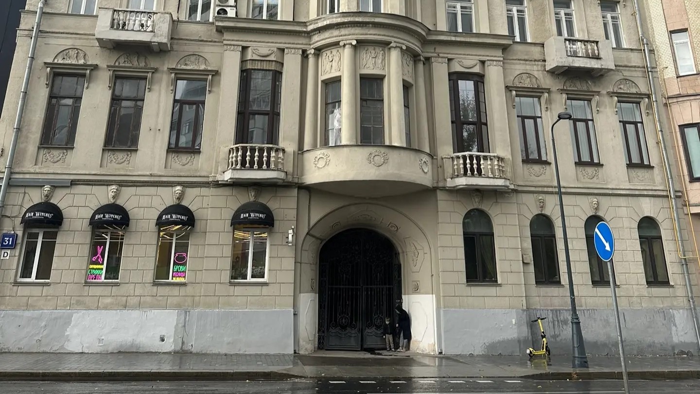 Монтаж двери серии Смарт на Старой Басманной в Москве