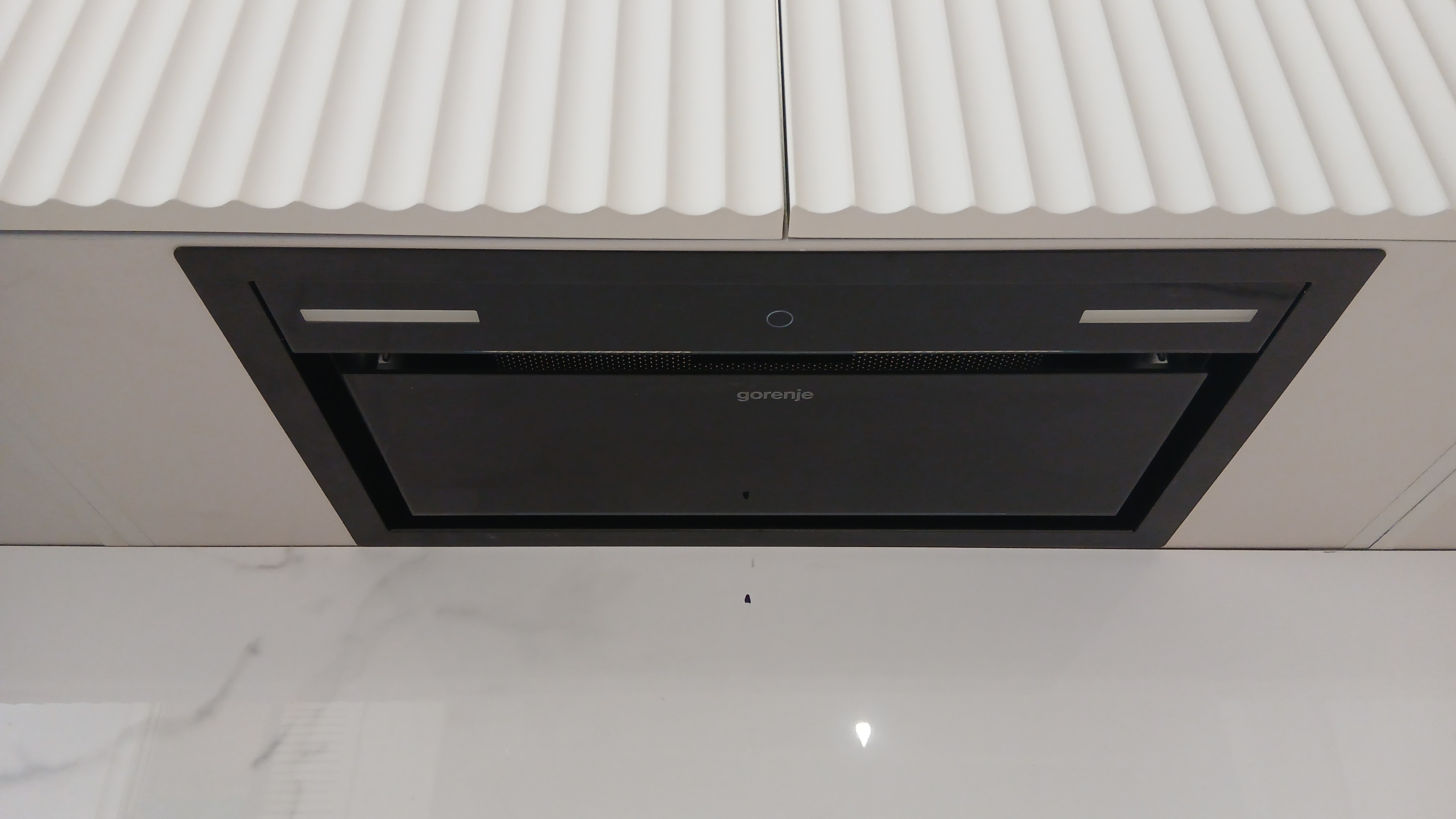 Показываю как выглядит встроенная вытяжка Gorenje BHI549E9GB, установленная на кухонный гарнитур