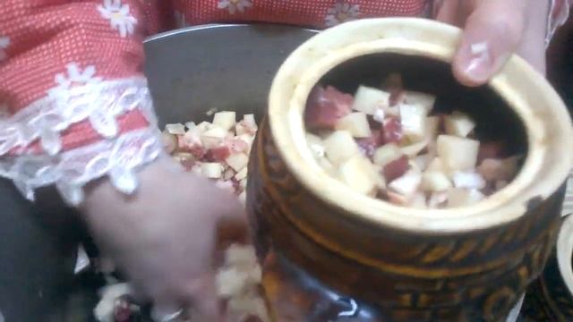 Жаркое в горшочках по домашнему с мясом и картошкой в духовке