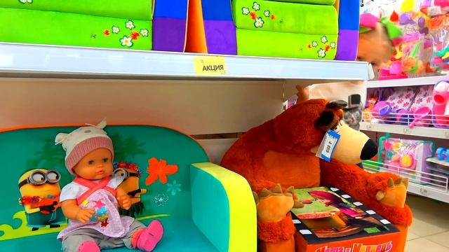 Настя и кукла пупсик играют в магазине