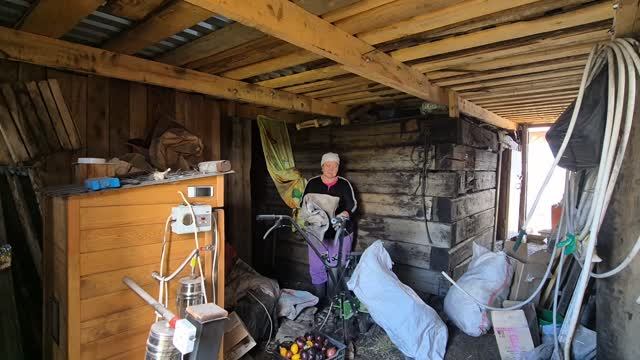 В СУ-ВИДЕ готовлю колбасу/ Всех мышей и крыс выгнала и помыла коптилку/работаю в огороде