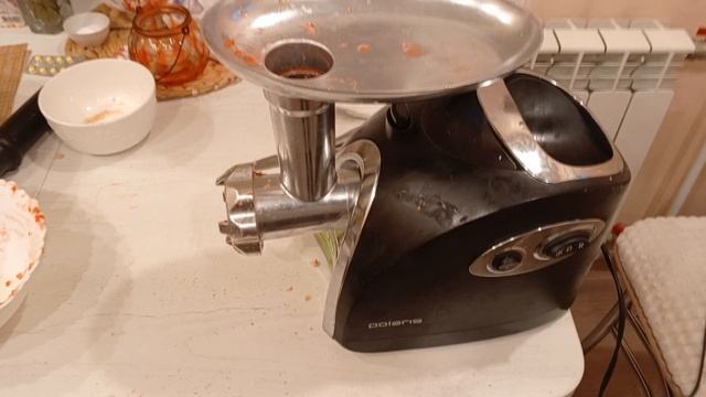 Ручная мясорубка и хрен.