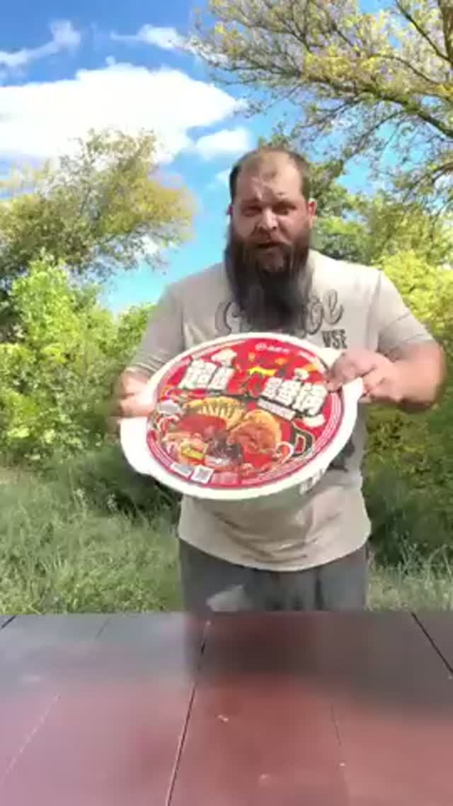 Дегустирую😂 огромную китайскую лапшу