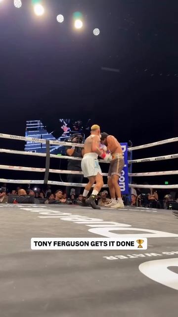 🥊Тони Фергюсон победил Махмуда Себи техническим нокаутом во втором раунде и защитил титул чемпиона