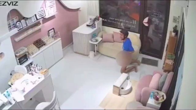 Во Вьетнаме неадекват без трусов завалился в салон красоты, сел, передёрнул и ушёл в закат
