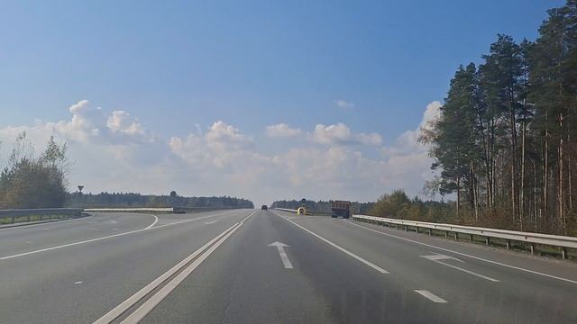 Есть красивая одна девушка на земле.