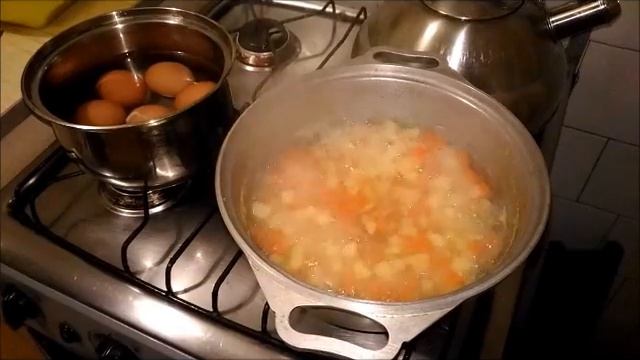 Классический салат Оливье с колбасой, приготовленный быстро и просто