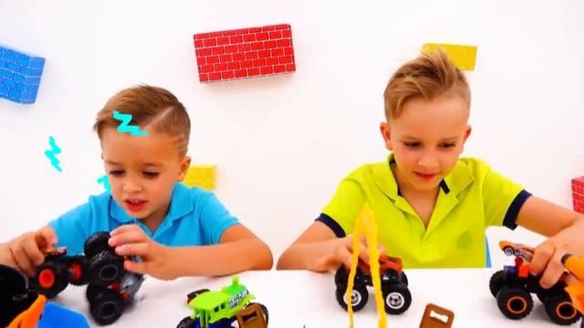 Влад и Никита играют с игрушечными машинками   Hot Wheels Monster Trucks