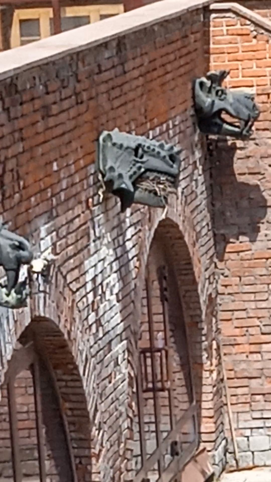 Динозавры в стене
