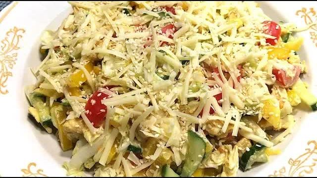 Очень вкусный салат из пекинской капусты с курицей. Сочный, свежий и быстрый в приготовлении.