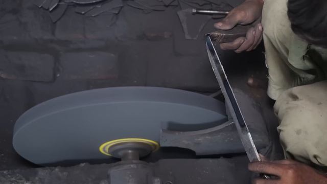 Пакистанское производство садовых секаторов из старых рельс