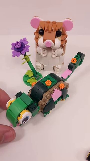 LEGO Creator Ящерица (31377) против Милого хомячка с цветком (31376)