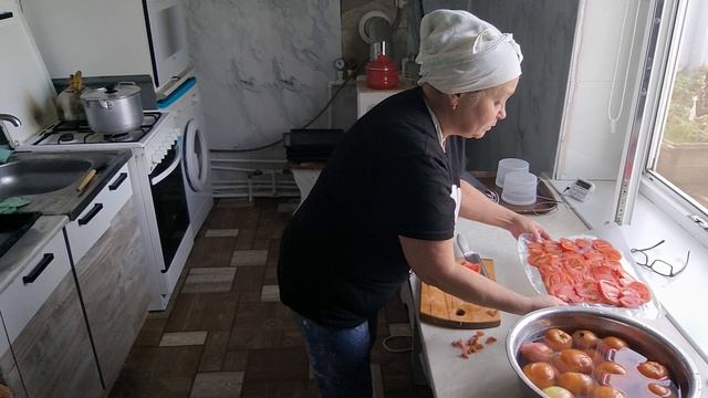 Сепарирую молоко. Варю сыр с белой плесенью.🧀Помидоры в заморозку. Жарю сыр🧀